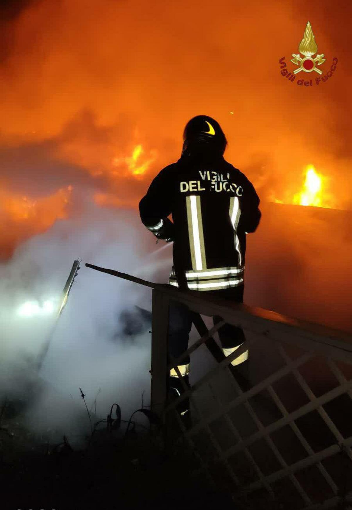 Grosso incendio al Mecs Village sulla Litoranea, capannone distrutto FOTO - 
