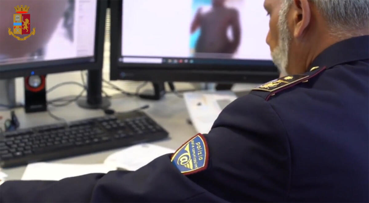 Abusi in famiglia, gruppo di pedofili si scambiava foto e video dei figli in chat: 5 arresti. Indagato un uomo di Nettuno - 