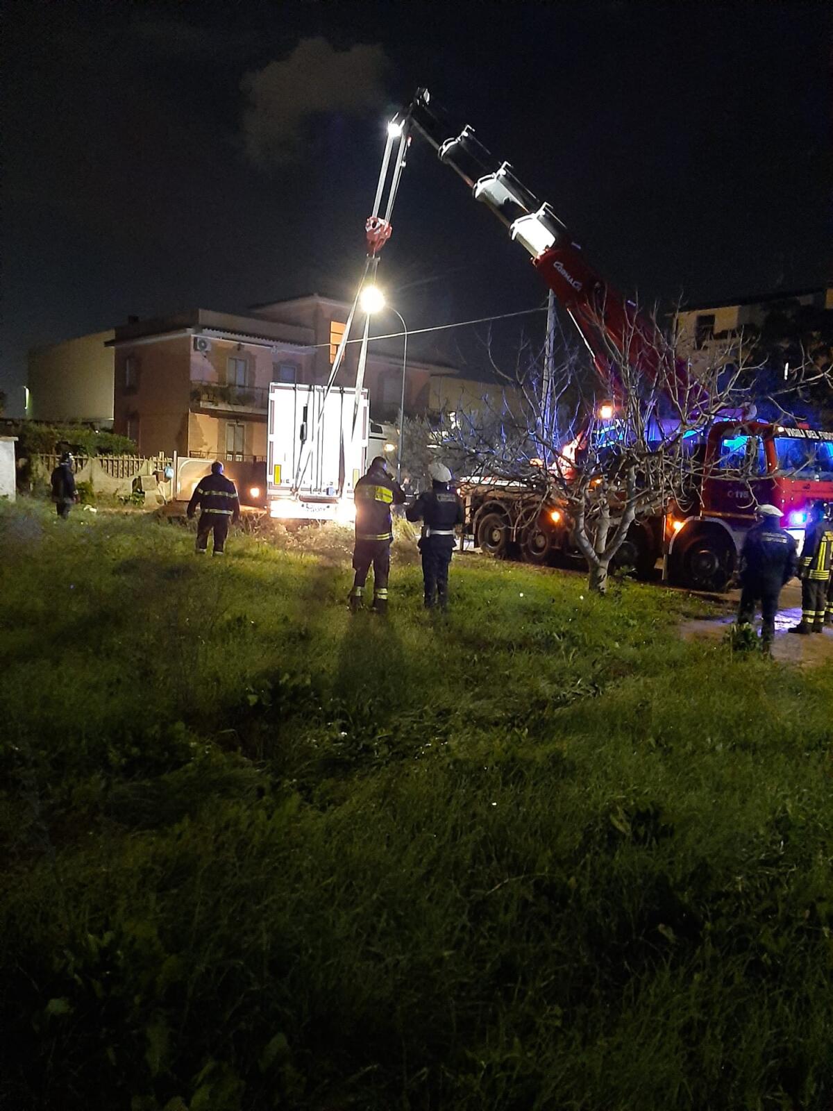 Bilico incastrato in via Bari, ad Aprilia. Cinque ore di lavoro per liberare la strada, dove non esiste segnaletica. - 