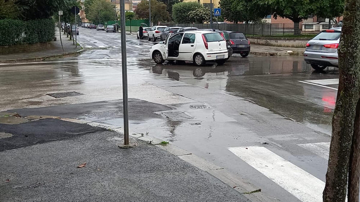 Ennesimo incidente ad Aprilia all’incrocio tra via Giustiniano e Piazza dei Bersaglieri. I cittadini lamentano la scarsa visibilità. - 
