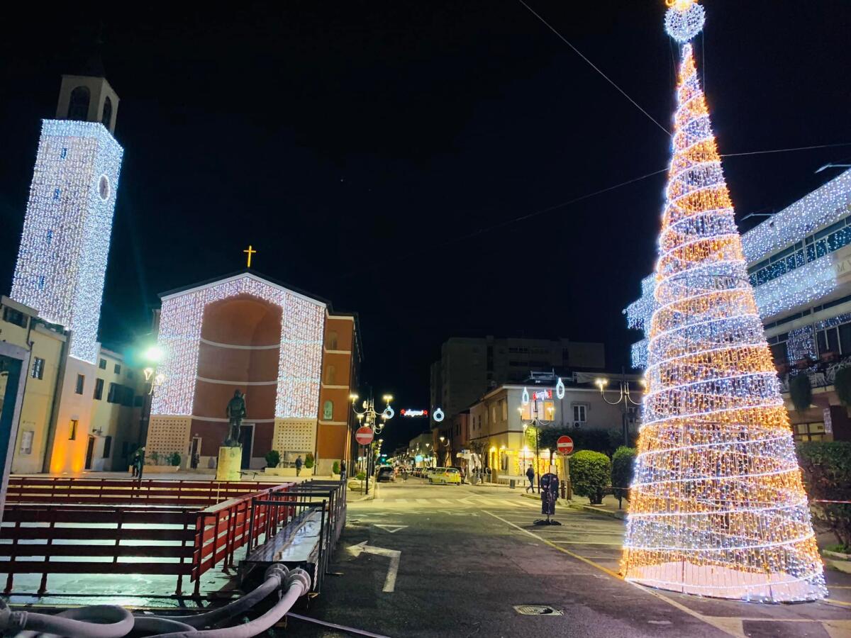 Prosegue il “Natale Apriliano”: in biblioteca la mostra dei presepi, in Piazza Roma la pista di pattinaggio sul ghiaccio. - 