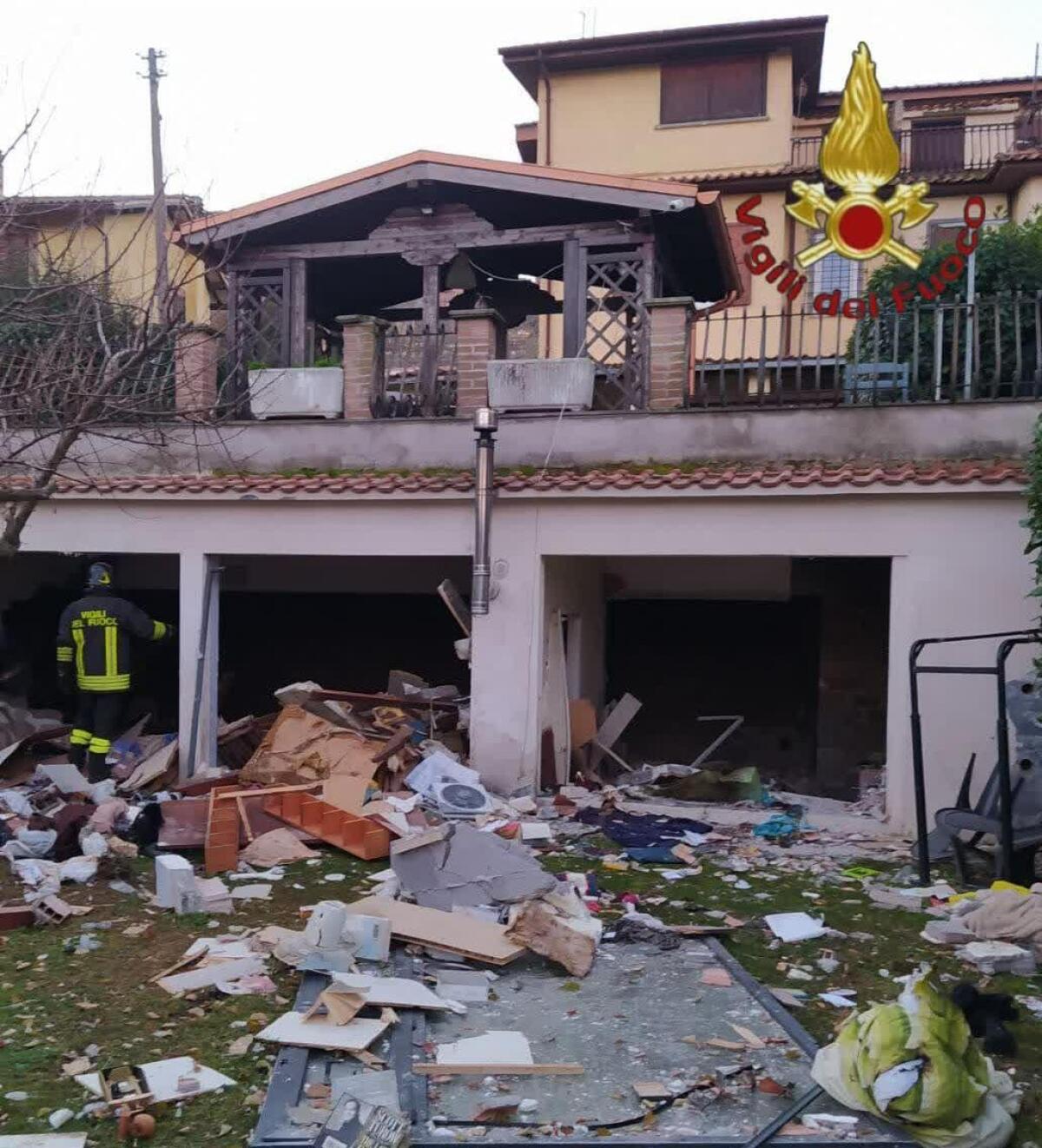 Crollo di una porzione di palazzina a Rocca di Papa, per una probabile fuga di gas: in gravi condizioni l’anziana soccorsa. - 