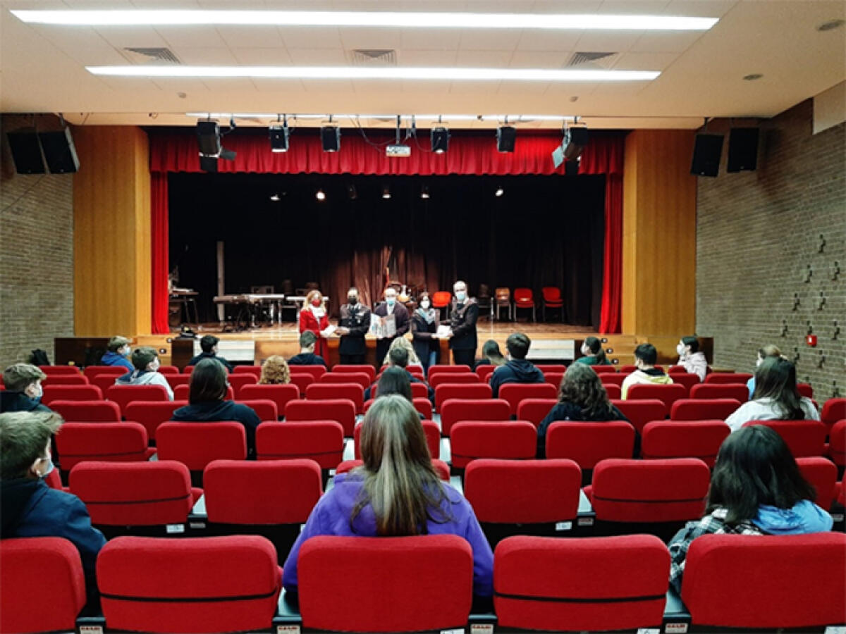 I Carabinieri in visita all’Istituto Comprensivo “Volta” di Latina: omaggi dell’Arma al dirigente, allo staff e agli alunni. - 