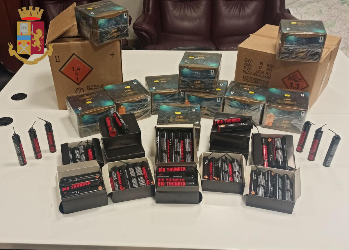 La Questura di Roma sequestra 130 petardi e 10 batterie di fuochi artificiali. Il materiale era in casa di una coppia di Pomezia. - 