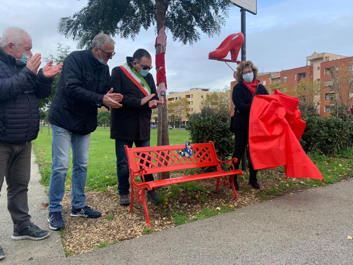 Una panchina rossa al quartiere Toscanini di Aprilia FOTO - 