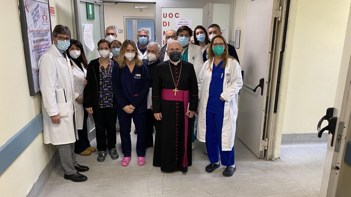 Il Vescovo Mariano Crociata visita l'ospedale Goretti: saluto ai pazienti e al personale - 