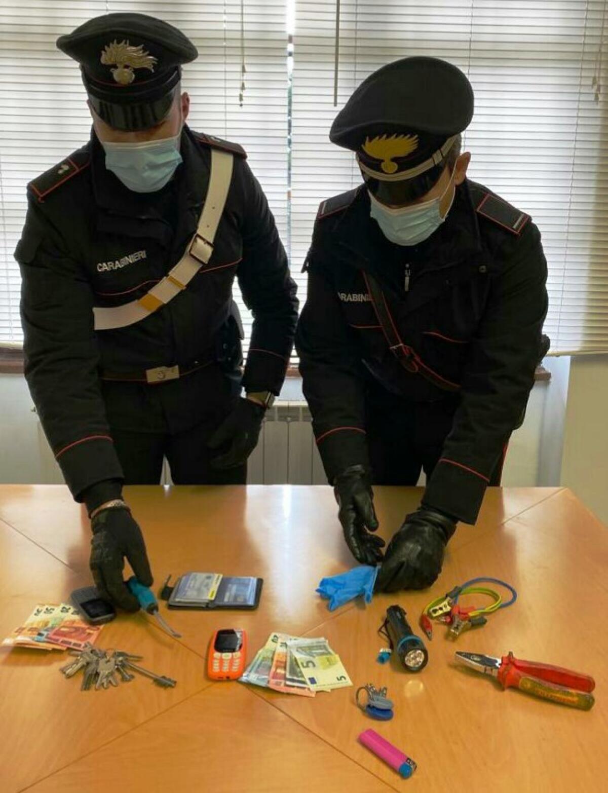 Tentano un furto in abitazione in piena notte, in due vengono arrestati dai Carabinieri di Pomezia. - 