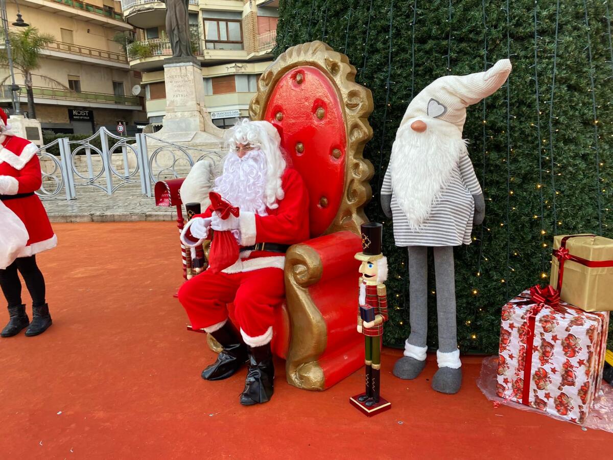 Babbo Natale anche oggi e domani a Nettuno nel Villaggio delle Fiabe di Piazza Battisti. - 