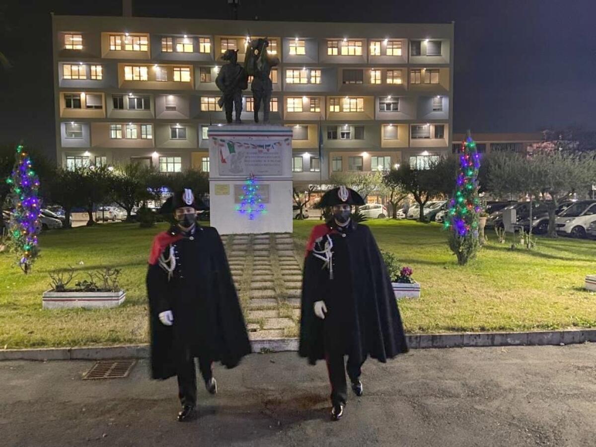 Controlli per le festività natalizie: Carabinieri a piedi nei centri della provincia, a Latina, Aprilia e nel Sud Pontino, con mantello e sciabola. Le FOTO - 