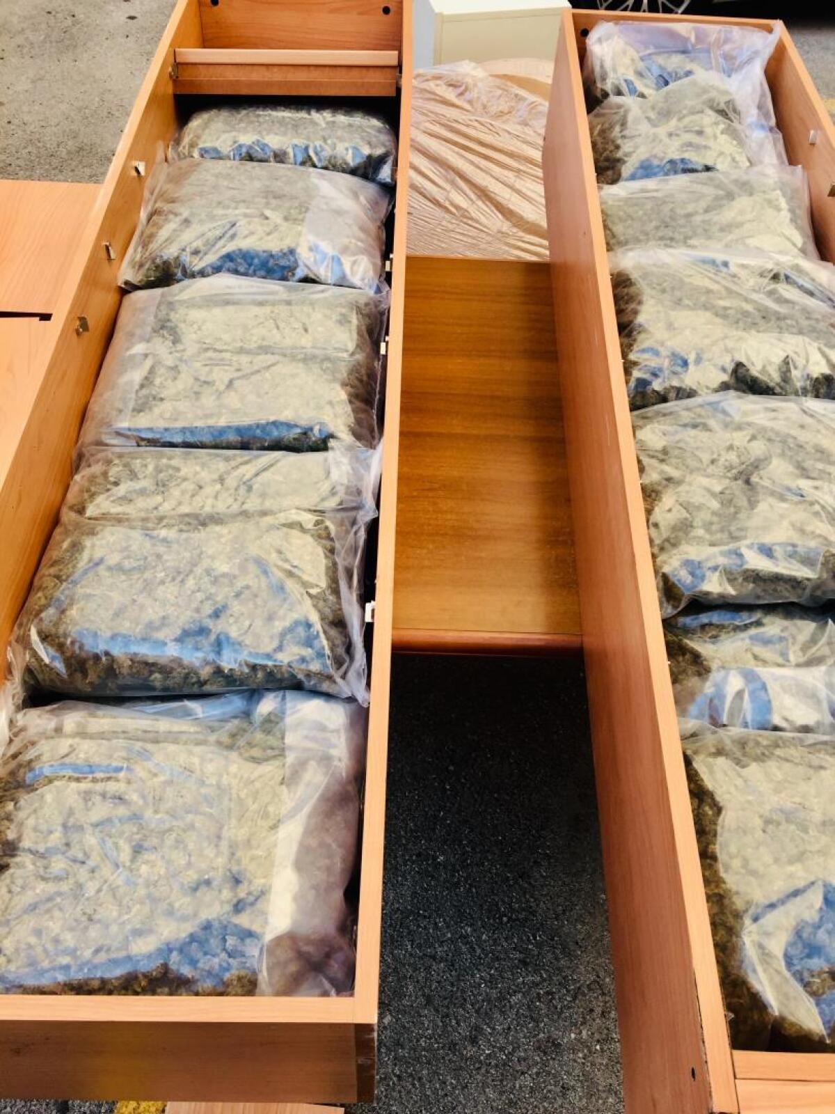 La Guardia di Finanza del comando provinciale di Roma intercetta al porto carico di 76 chili di marijuana: 4 arresti - 