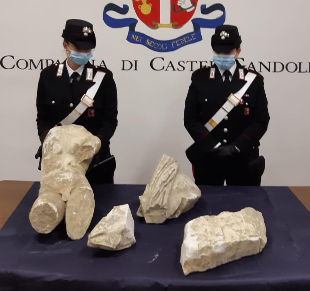 Rinvenuti dai Carabinieri di Castel Gandolfo, sulle rive del Lago albano, dei reperti scultorei di rilevante interesse archeologico. - 