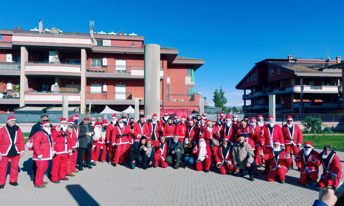 Alberi e Babbi Natale in Vespa, il Comitato Parco Don Angelo di Aprilia anima la zona - 
