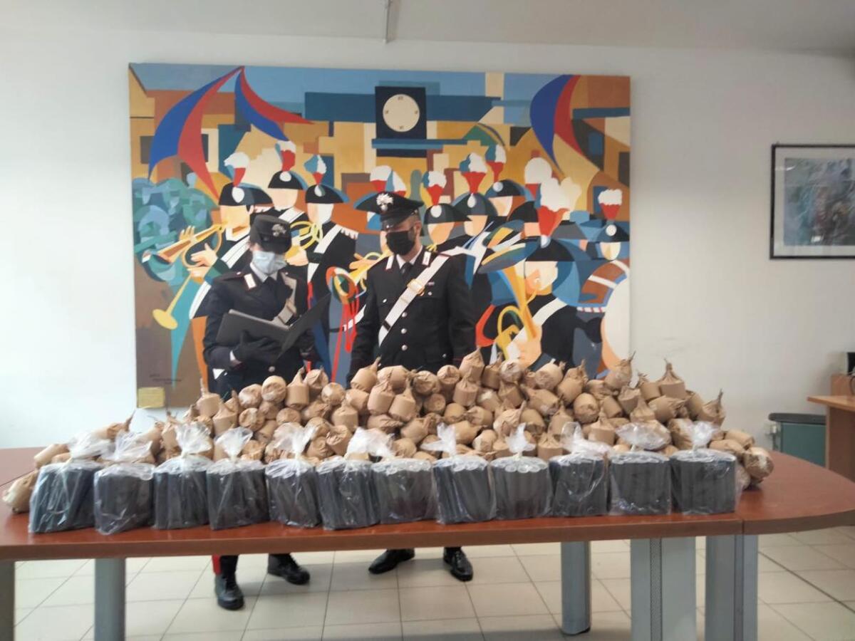 Aprilia, mezzo quintale di materiale esplodente sotto sequestro: i carabinieri ispezionano casa e garage di un uomo - 