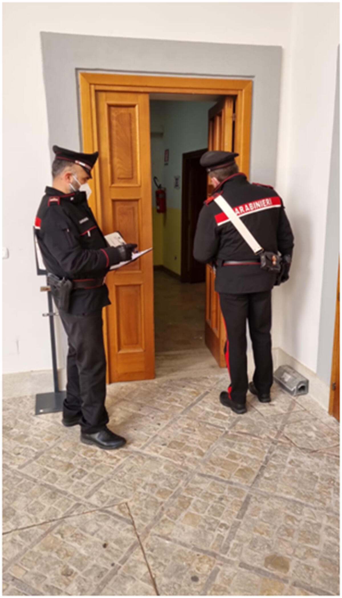 Un 40enne dà in escandescenza negli uffici comunali di Minturno e colpisce un impiegato - 