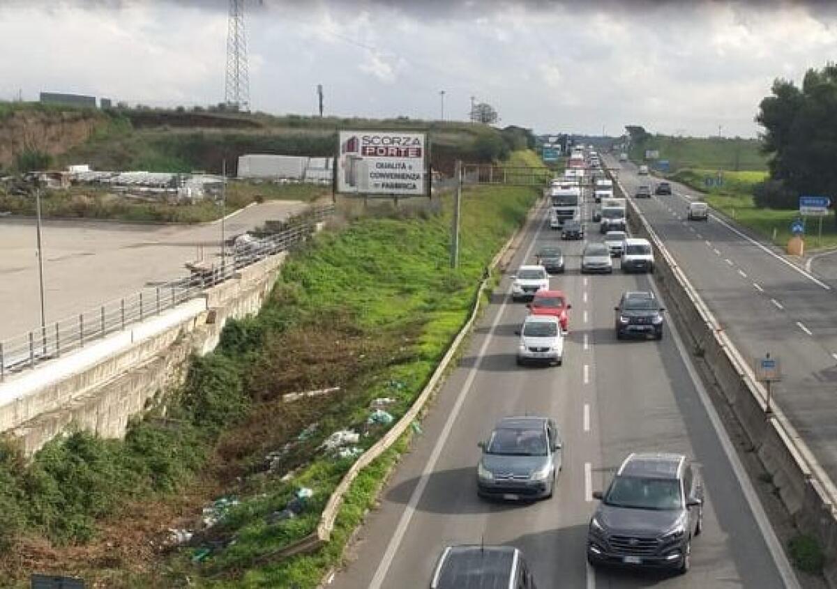 Code sulla Pontina per un incidente tra Aprilia e Via dei Rutuli. - 