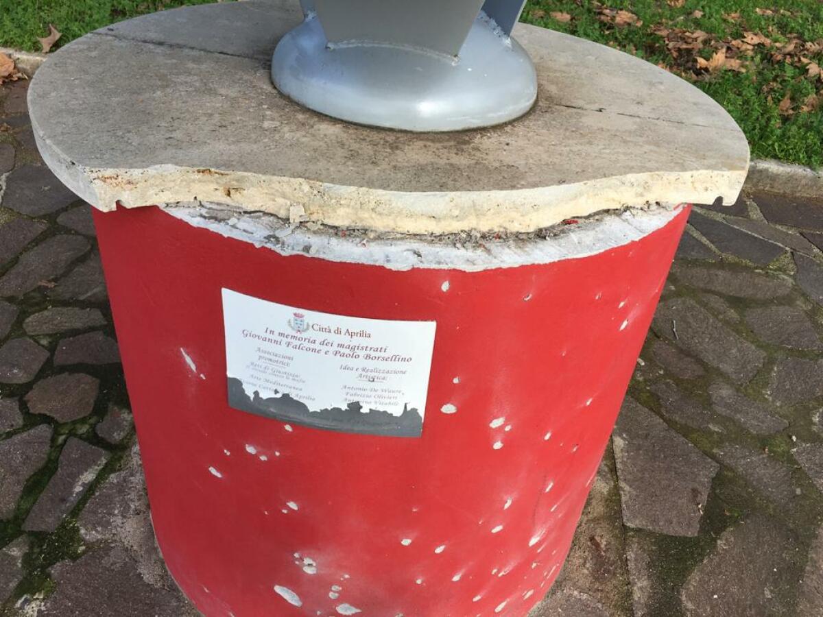 Danneggiato ad Aprilia il Monumento in memoria di Falcone e Borsellino. Reti di Giustizia: “un colpo a tutti coloro che lottano contro le mafie”. Le FOTO - 