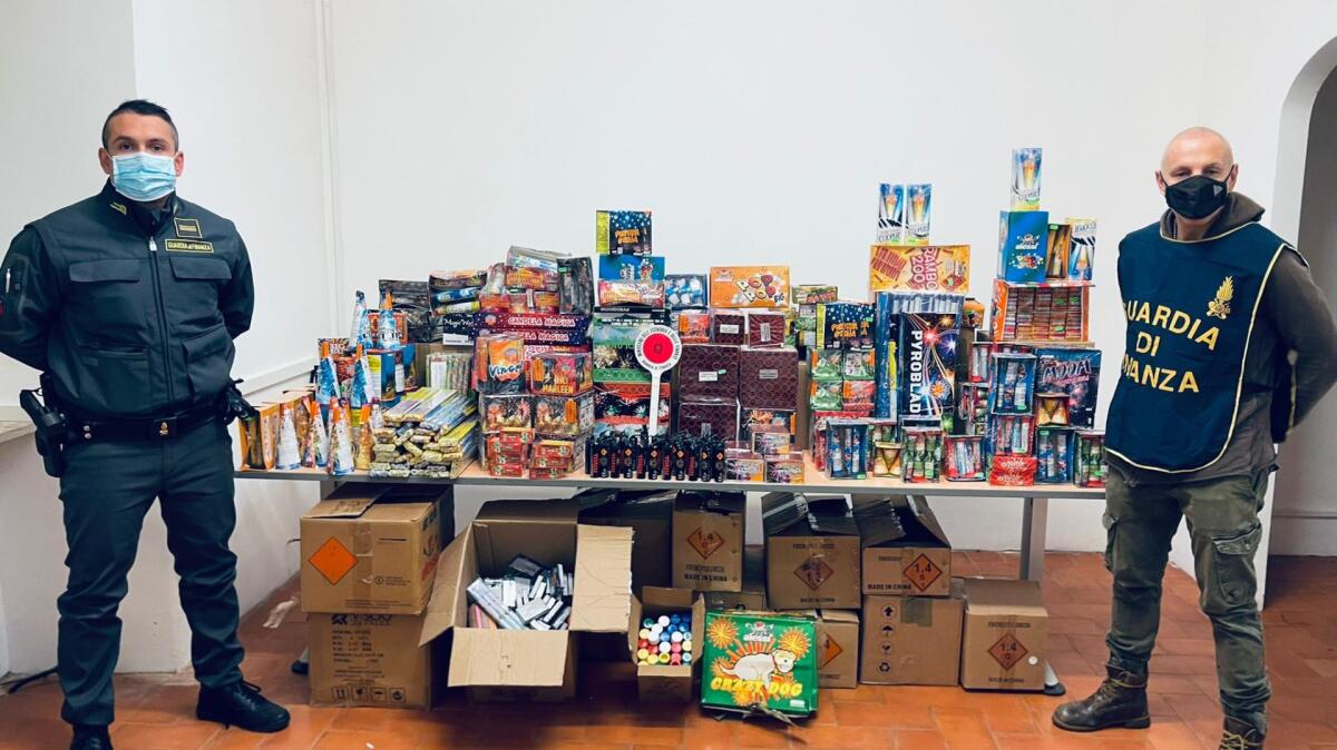 Sequestrati a Ciampino dalla Guardia di Finanza di Frascati oltre 22mila “botti” di Capodanno illegali. - 