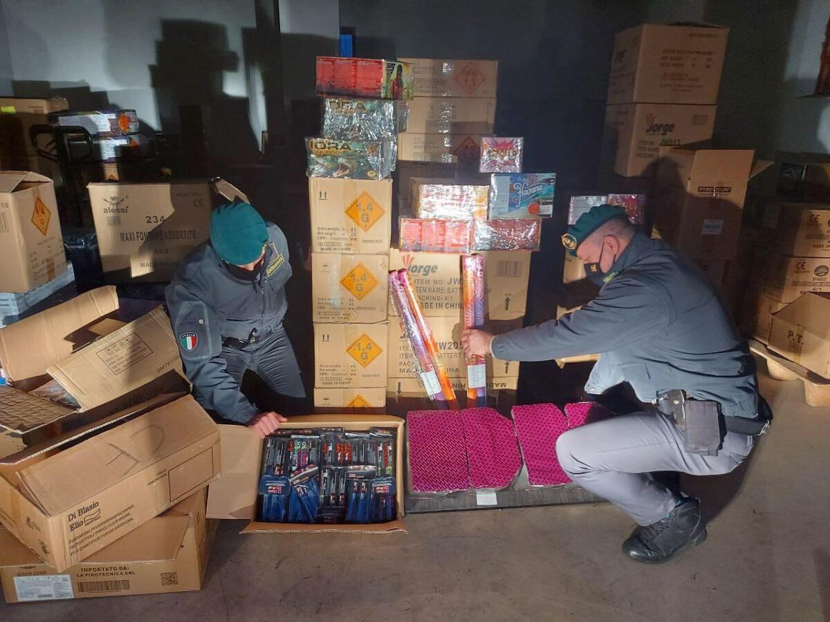 Una tonnellata di “botti” illegali e droga in una cantina condominiale. La Finanza di Roma denuncia due persone, padre e figlio. - 