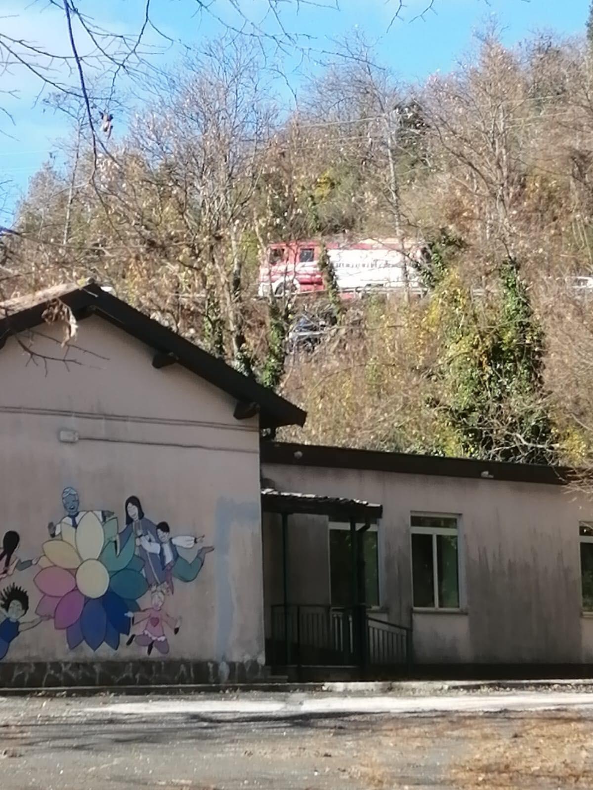 Betoniera esce fuori strada e si ribalta a Velletri: chiusa per ore la via dei Laghi - 