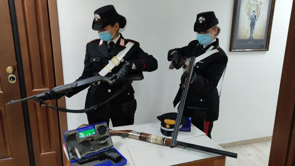 Dimentica di comunicare il possesso di fucili, 25enne di Sezze viene denunciato - 