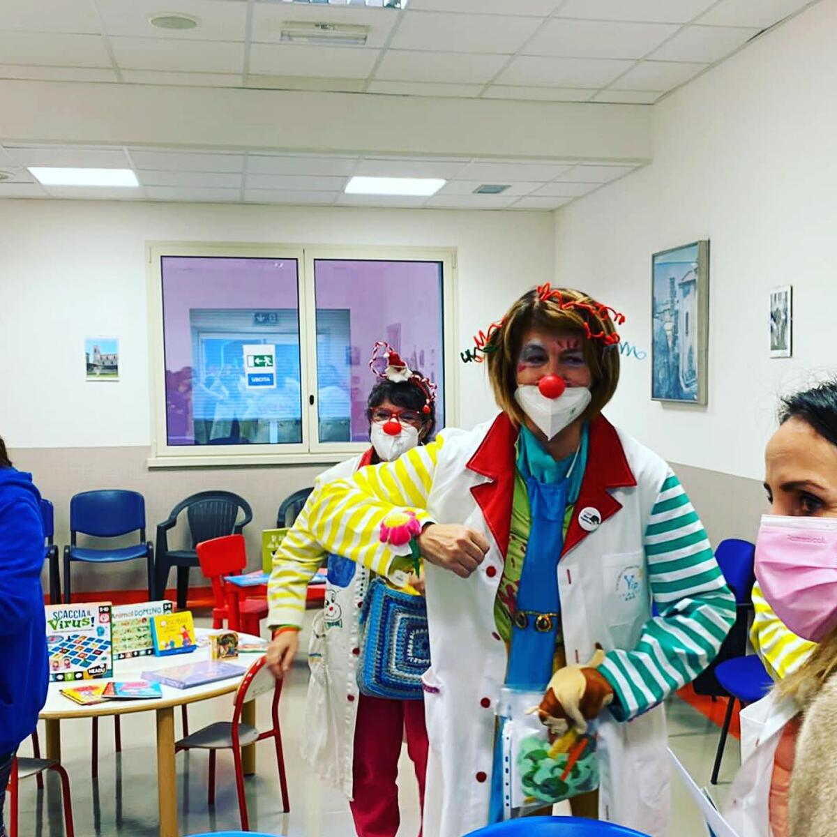 Prime vaccinazioni per i bimbi dai 5 agli 11 anni ad Anzio, la Asl li accoglie con clown e sorrisi FOTO - 