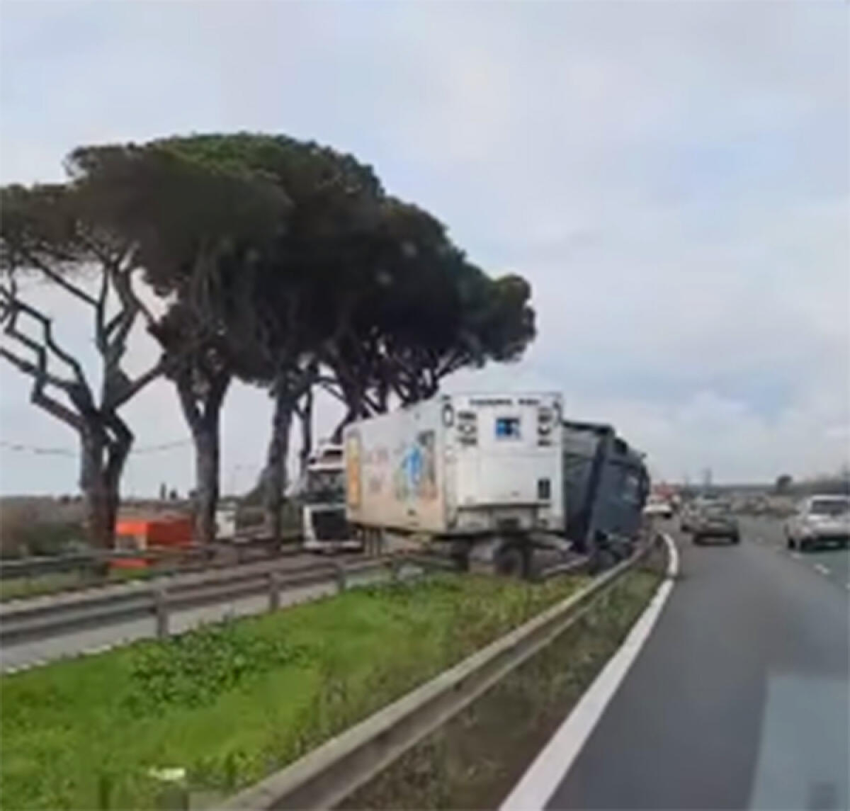 Un camion esce fuori strada sulla Pontina, a Castel Romano. Incidente risolto. - 