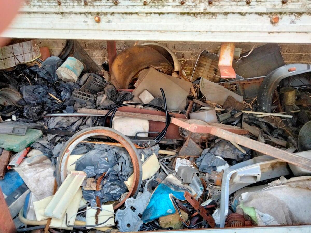 Parti di motore, fusti di olio motore, pneumatici accatastati in due terreni: denunciata 63enne di Aprilia - 