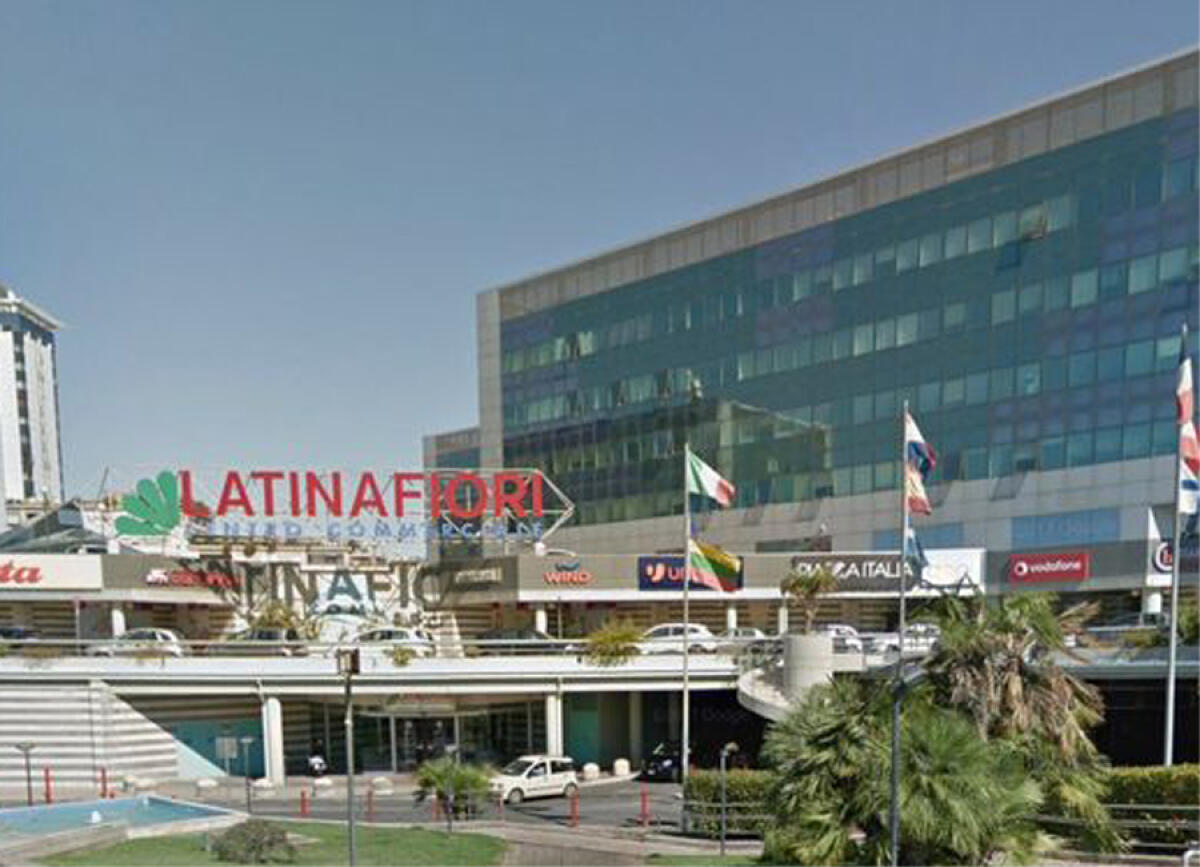 Ruba abbigliamento all'OVS del Centro Commerciale Latina Fiori: 30enne arrestato dalla Volante. - 