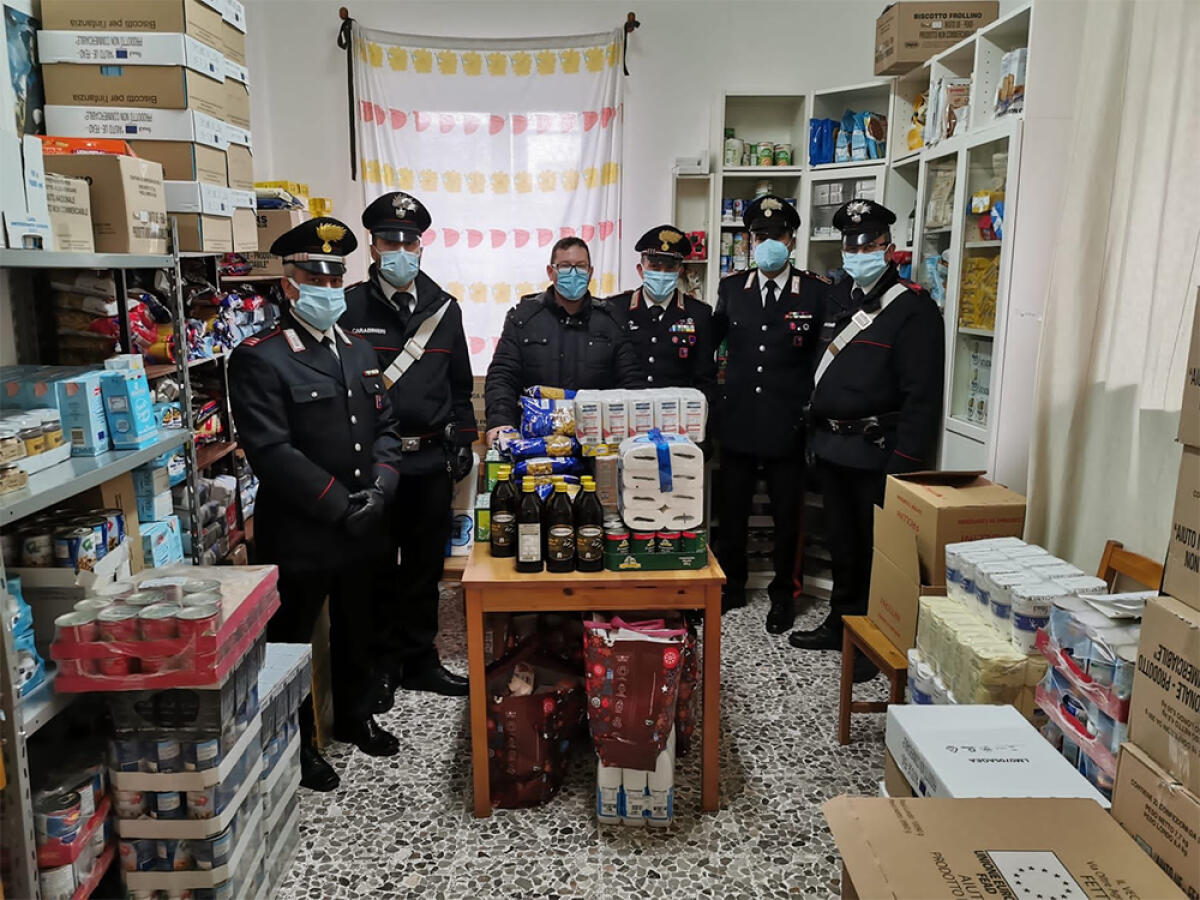 I carabinieri di Formia donano generi alimentari alla Caritas - 