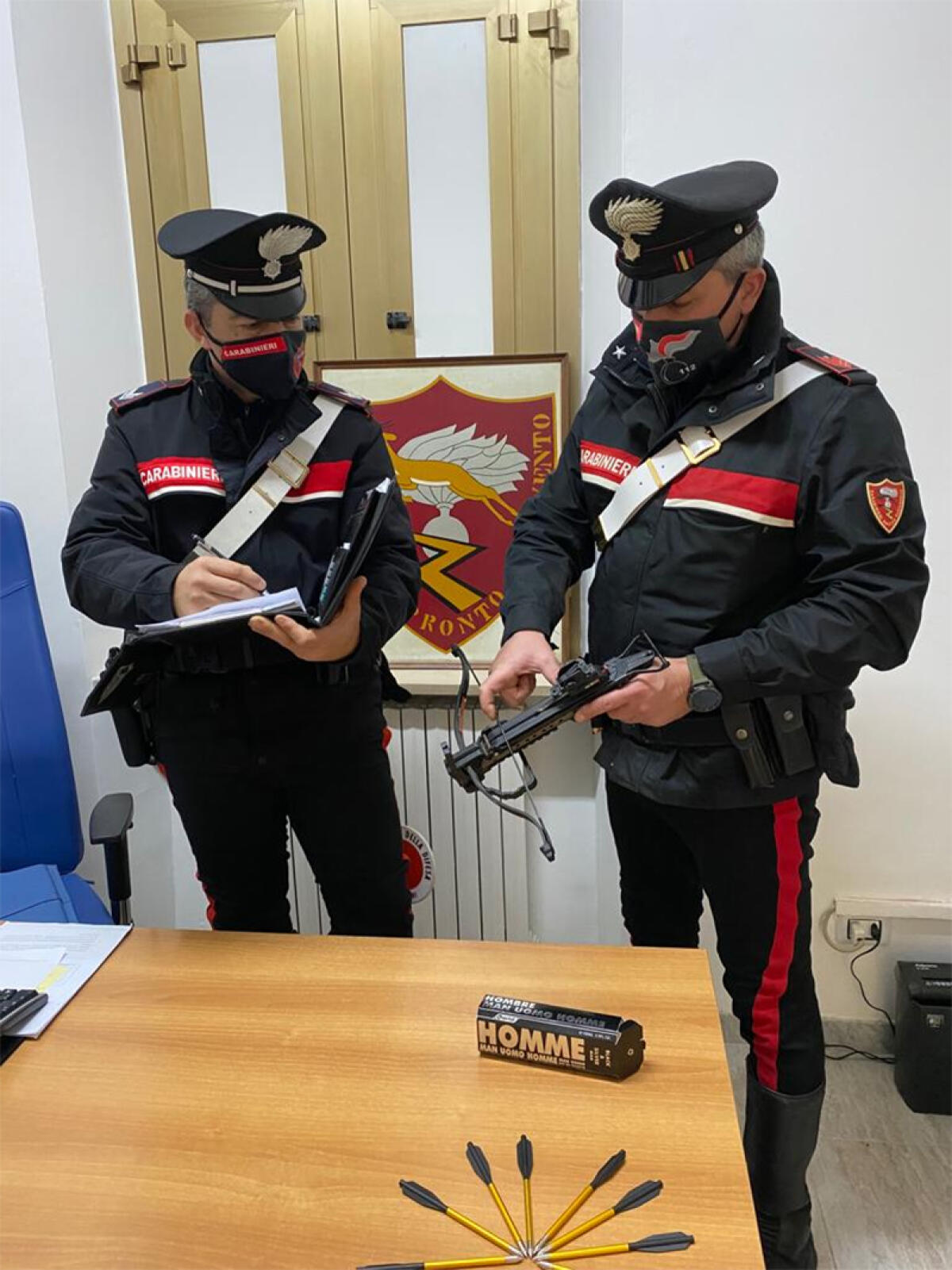 Controlli dei carabinieri di Latina contro furti e spaccio: 32enne girava con una balestra carica, denunciato. Altre 5 segnalazioni - 