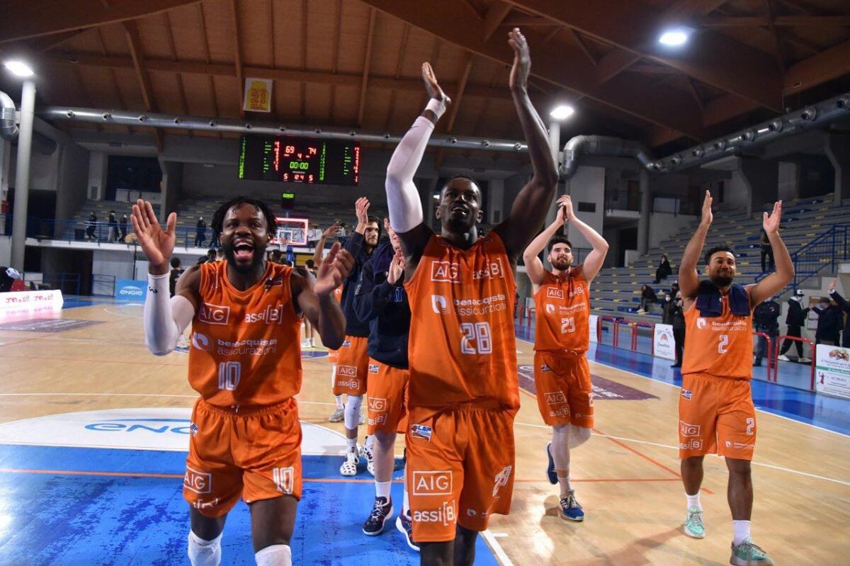 Basket serie A2: il Latina conquista la quarta vittoria consecutiva, superando a domicilio la Stella Azzurra Roma. - 