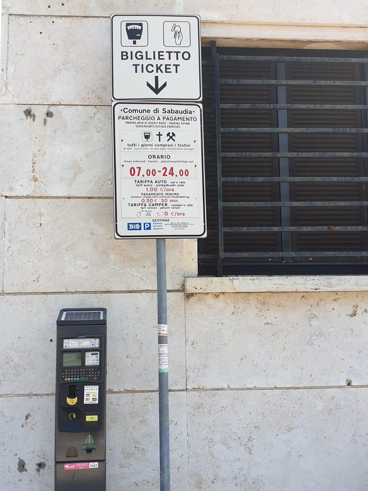 Sabaudia - Parcheggi a pagamento dal primo aprile al 30 settembre, richieste di abbonamento online e sosta gratuita per le auto elettriche - 