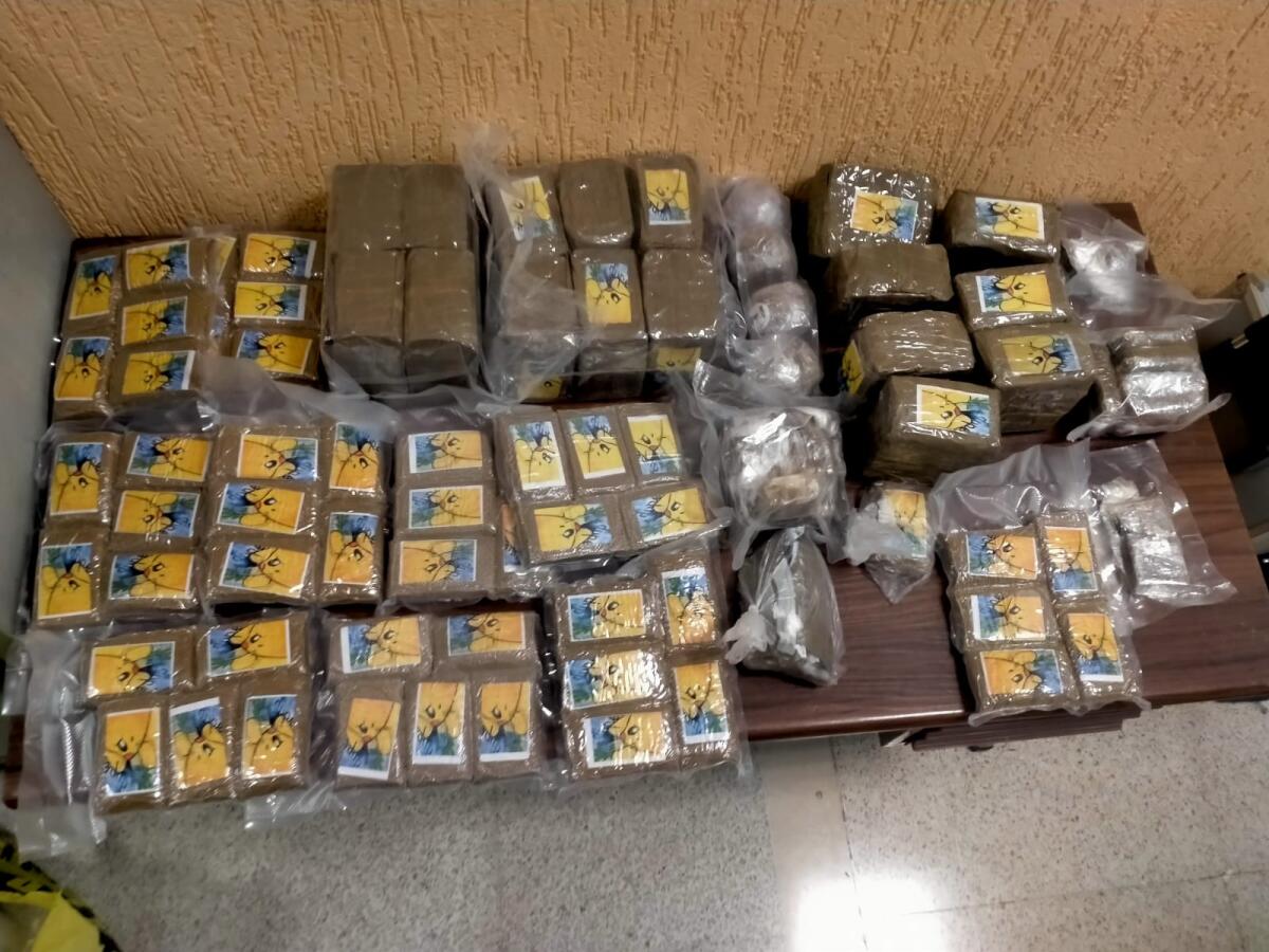 Nascondeva 2 chili e mezzo di cocaina e quasi 17 chili di hashish in casa a Borgo Santa Maria: in arresto 36enne - 