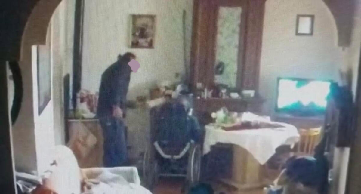 Schiaffi, botte e umiliazioni continue alla madre invalida: 43enne in arresto a Sermoneta. Incastrato dalle telecamere FOTO e VIDEO - 