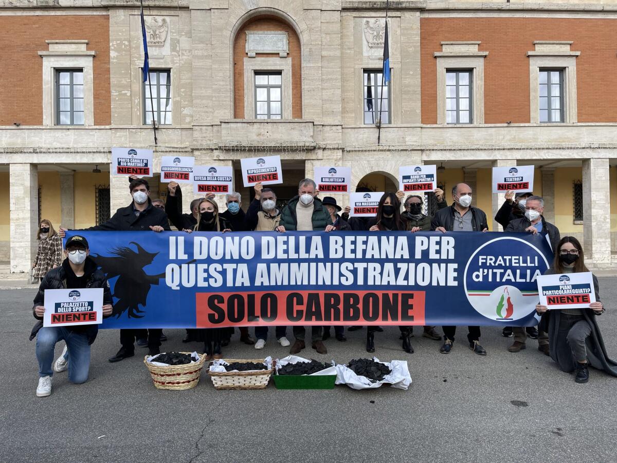 Flash mob di Fratelli d’Italia sotto il comune di Latina: “Per questa amministrazione, dalla befana solo carbone”. - 