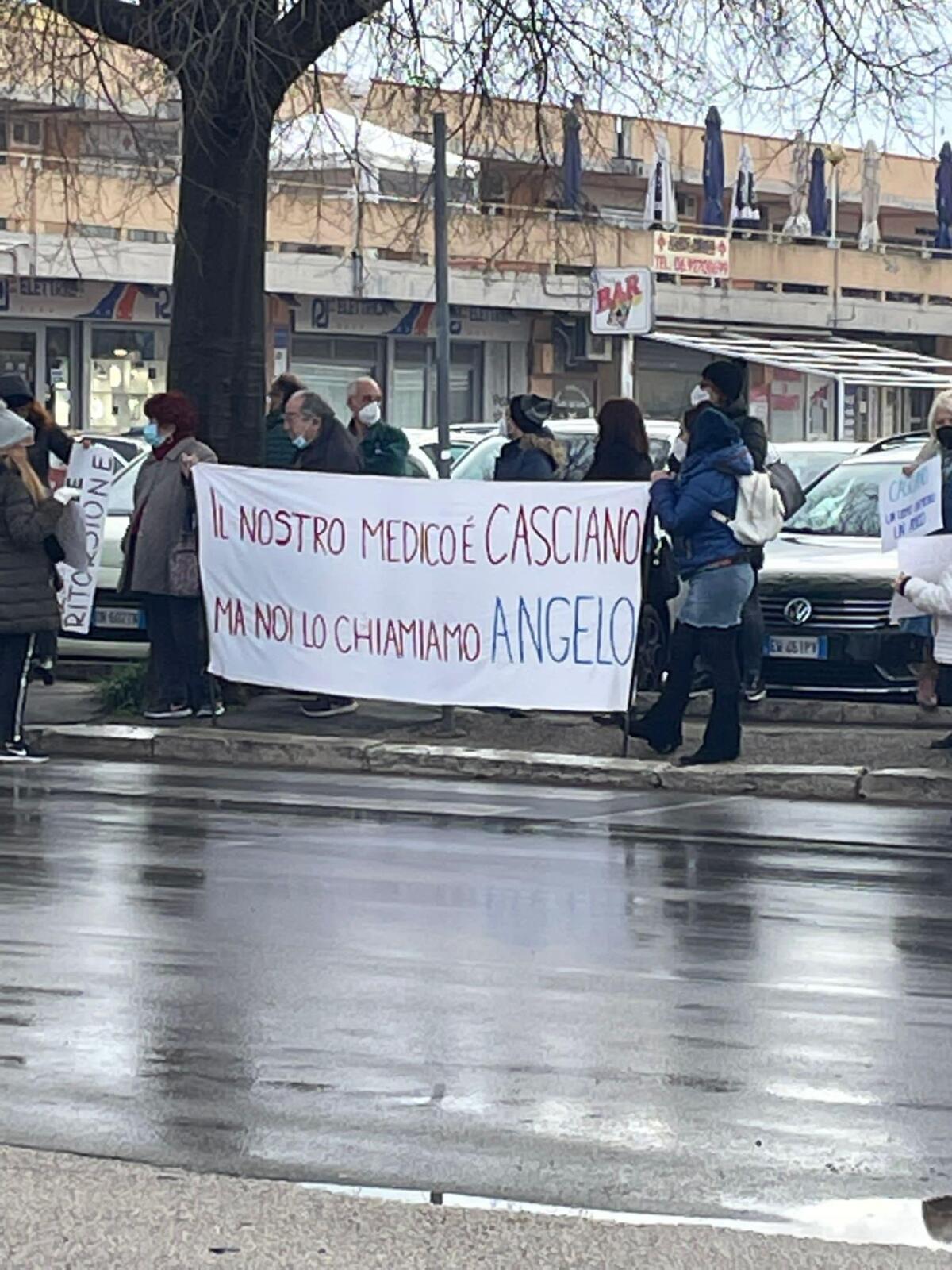 Medico non vaccinato ad Aprilia, esentato e traferito a Sabaudia. Piccola manifestazione di alcuni cittadini - 