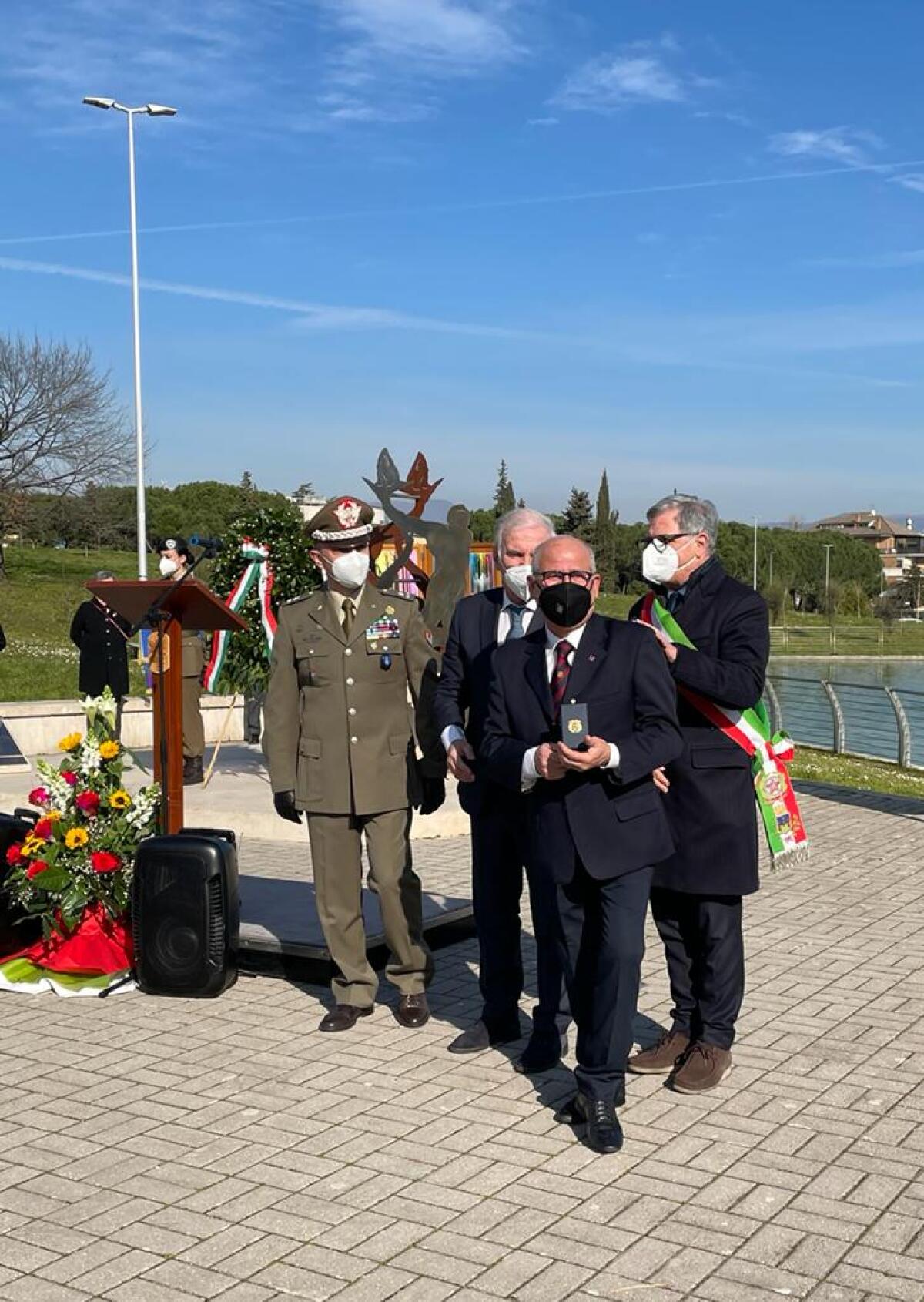 Giorno della Memoria, Cisterna non dimentica: il sindaco consegna medaglia d'onore al figlio di Vito Mastrangelo - 