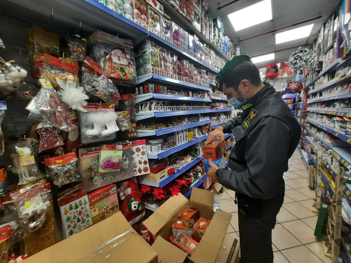Sequestrati dalla Finanza a Roma e provincia 2 milioni e mezzo di articoli natalizi non sicuri. 8 soggetti segnalati alla Camera di Commercio. - 