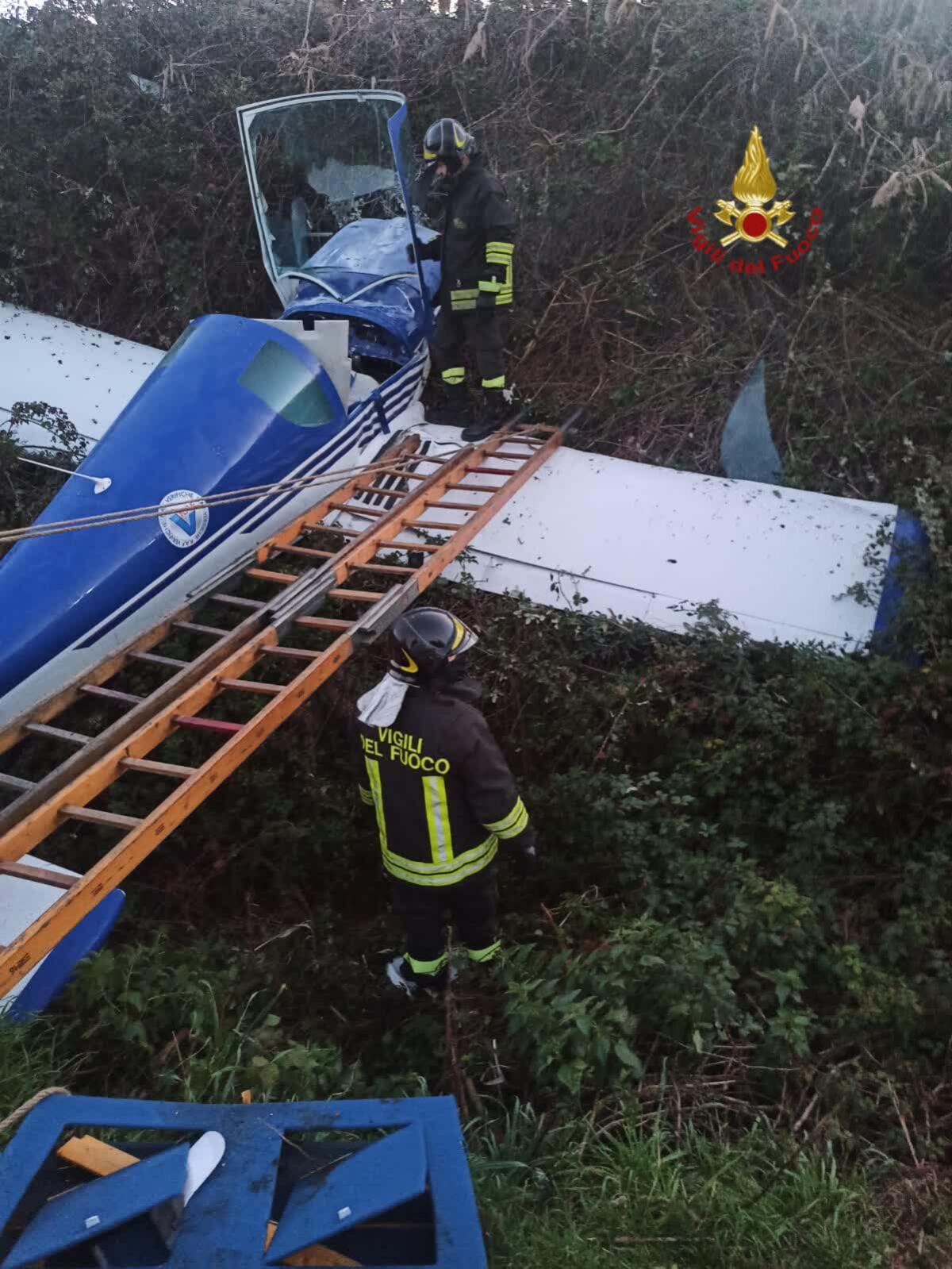 Aereo ultraleggero precipita in via delle Grugnole, a Nettuno: salvi i due occupanti. FOTO - 