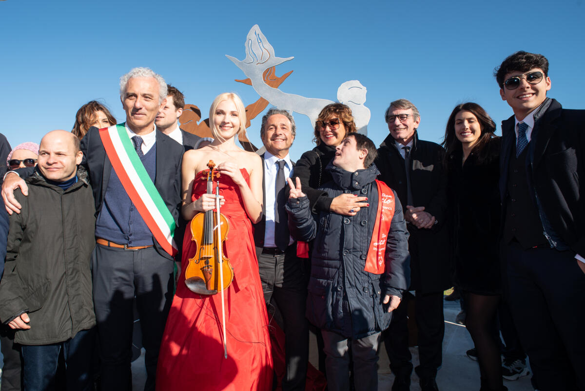 Latina rende omaggio a David Sassoli: si illumina il “Monumento all’inclusione” - 