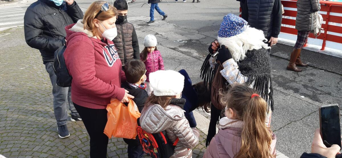 Il Natale Apriliano si è chiuso con il mercatino della Befana in Piazza Roma - 