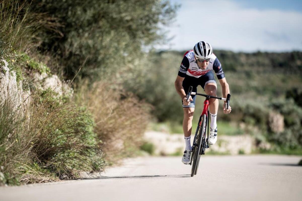 Giro tra i Lepini per Vicenzo Nibali che fa tappa in un bar di Priverno - 