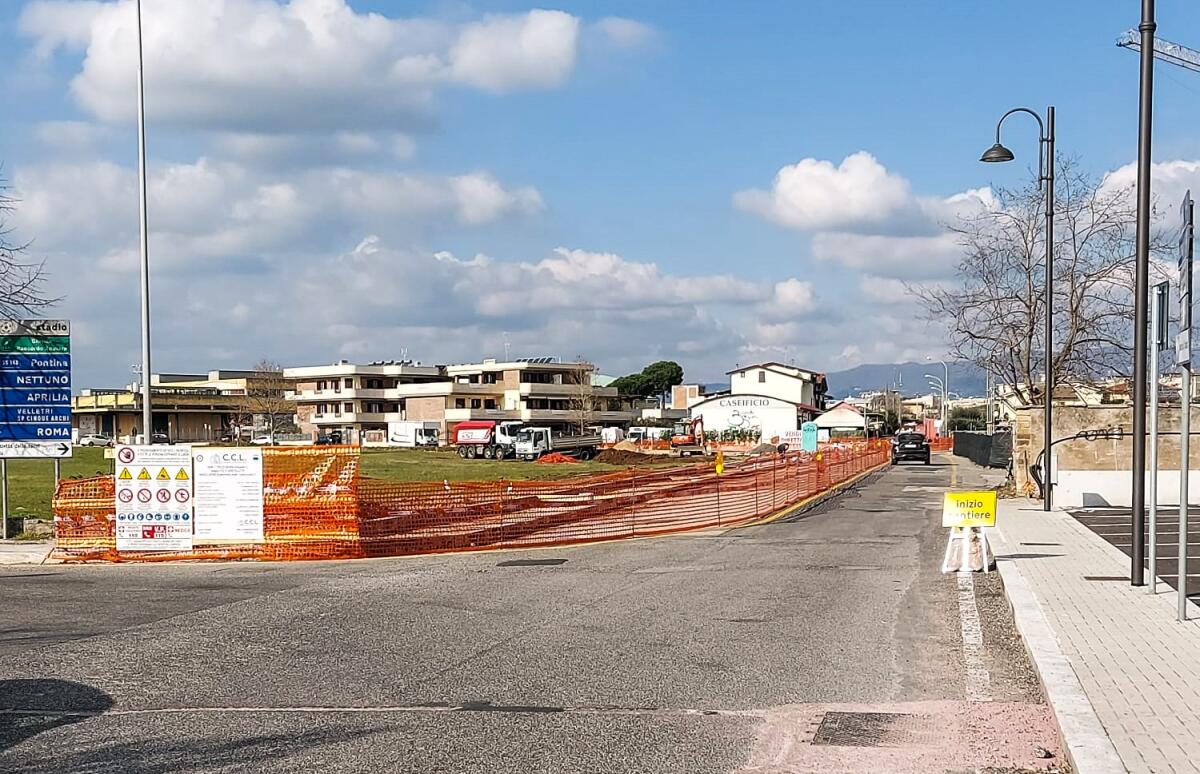 Marciapiedi, rotatoria e parcheggi. Iniziati i lavori in via delle Province a Cisterna - 