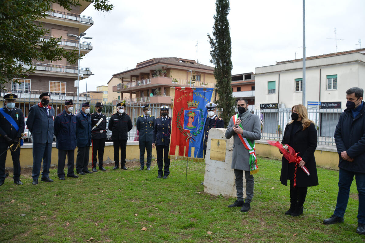Il Comune di Pomezia ricorda le vittime di Covid-19, inaugurata targa commemorativa - 