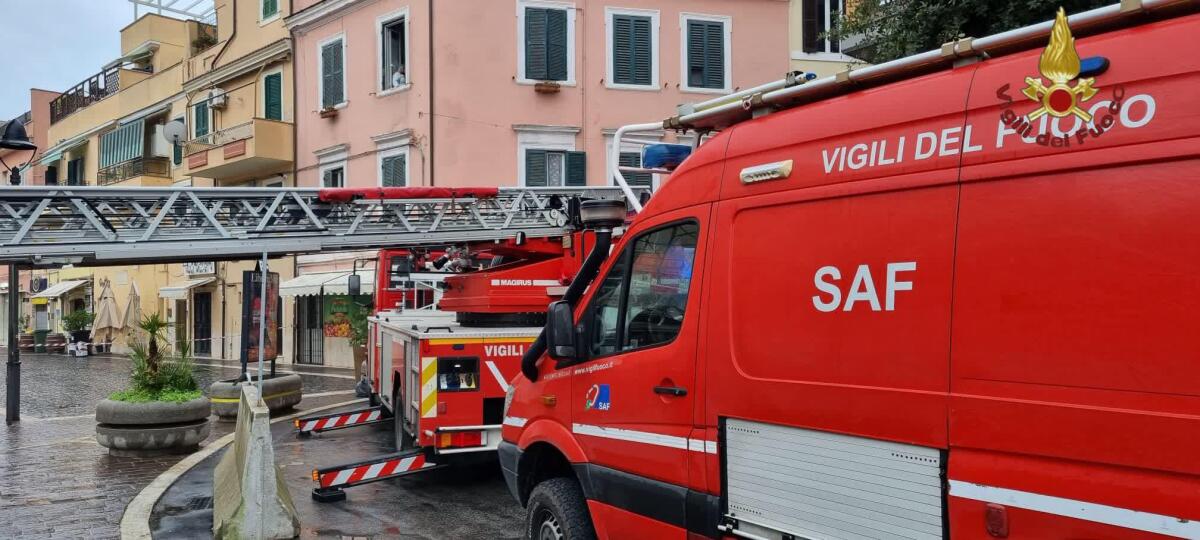 Nettuno, i vigili del fuoco soccorrono una donna e la calano dal secondo piano con l'aiuto del Nucelo Saf - 