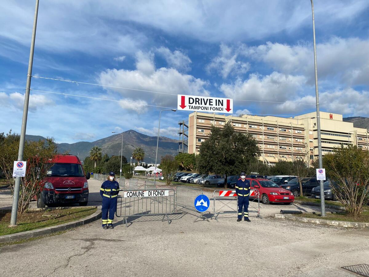 A Fondi screening studenti in corso in Piazza Domenico Purificato. Intanto, ieri, inaugurato il drive in ospedale. - 