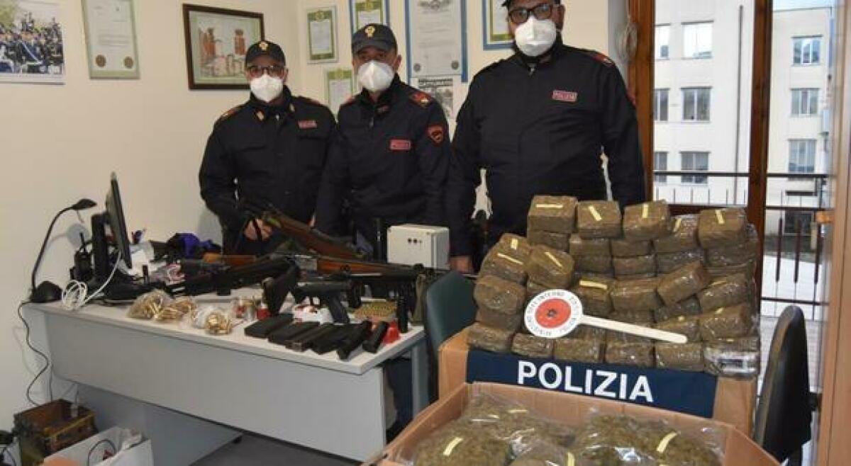 75 chili di droga, armi e munizioni sequestrati e a Fondi: aggravamento della misura cautelare per l’affittuario della villa. - 