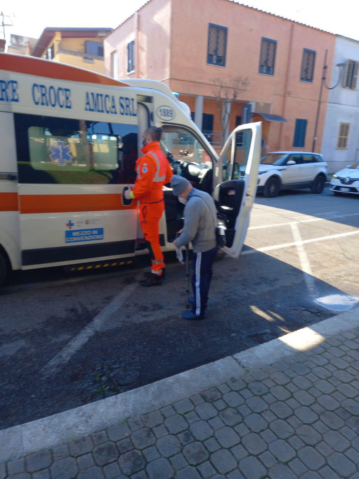 Aprilia - Scivola in via degli Oleandri e cade a terra, soccorsa anziana in centro - 