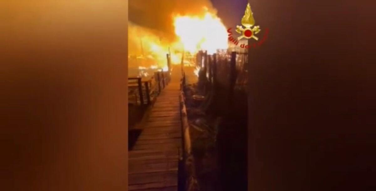 In fiamme chiosco di uno stabilimento balneare a Sabaudia: si indaga per risalire alle cause FOTO E VIDEO - 