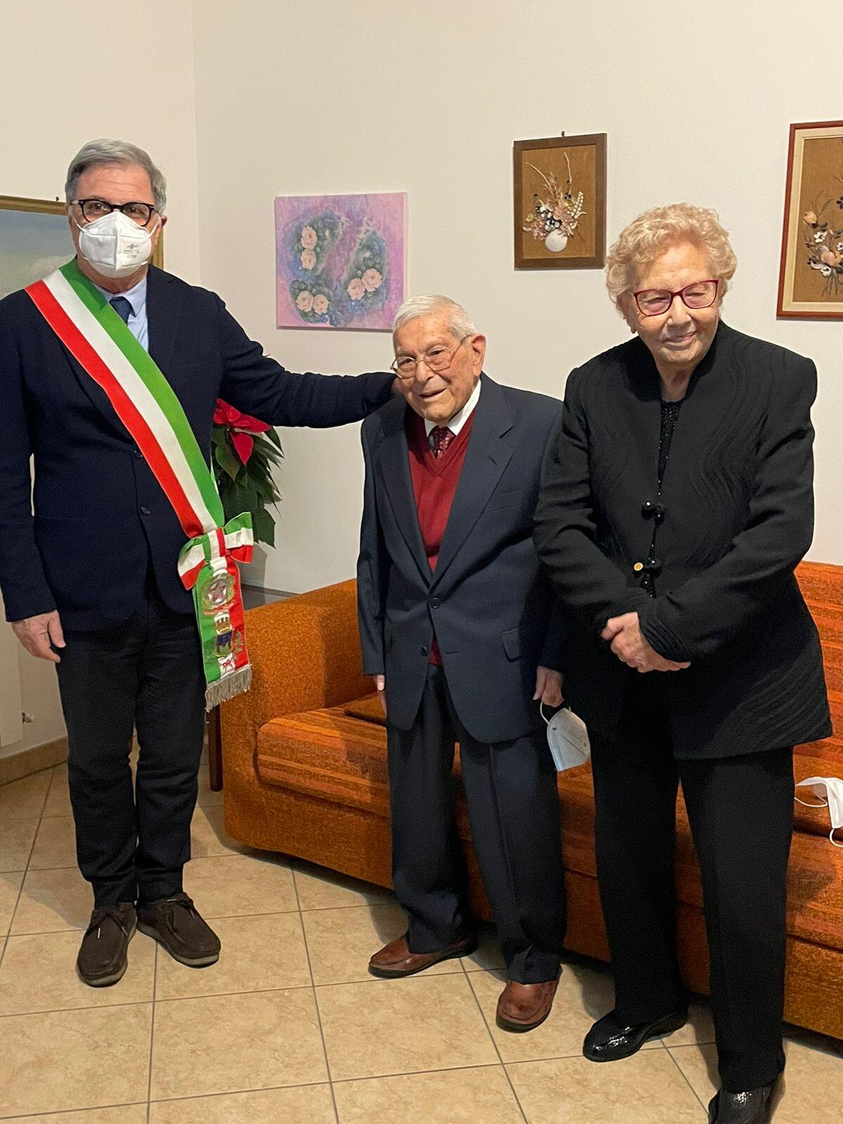 Il sindaco di Cisterna Valentino Mantini in visita al centenario Louis Frederic Promis. - 